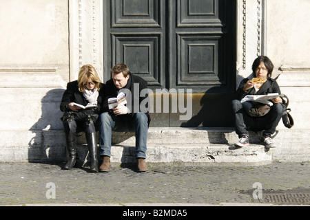 Touristen sitzen auf Kirche Schritt auf der Piazza Navona, Rom Stockfoto