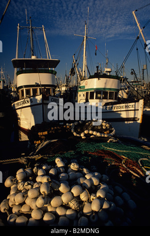 Fishermens Terminal mit Angelboote/Fischerboote vertäut im Hafen mit Schwimmern und Netze am dock Seattle Washington State USA Stockfoto