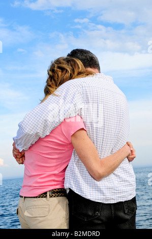 Reife romantisches Paar der Baby-Boomer, die Natur genießen Stockfoto