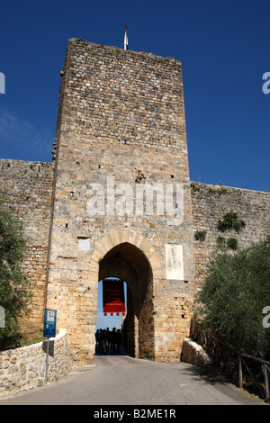 Porta Franca das Haupttor in das mittelalterliche Hügelstadt von Monteriggioni Toskana Italien Europa Stockfoto