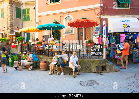 Geschäfte und Pizza-Restaurants an der Hauptstraße des Dorfes Vernazza Cinque Terre, Liturgia, Italien Stockfoto