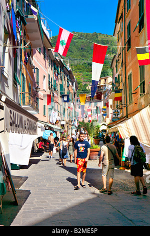 Hauptstraße in Vernazza, Cinque Terre, Liturgia, Italien Stockfoto