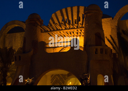 Burg in arabischem Stil von Abend Lichter in Afrika, Tunesien beleuchtet. Stockfoto