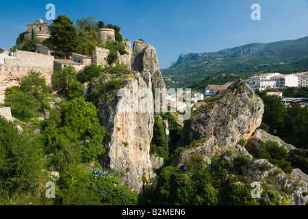 Costa Blanca Spanien Guadaleste oder El Castell de Guadalest - Festung auf den Zinnen der Kalkstein Felsvorsprung Stockfoto