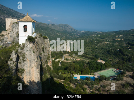 Costa Blanca Spanien Guadaleste oder El Castell de Guadalest - Tal und Bell tower Blick auf das Meer über Marina Baixa Landschaft Stockfoto