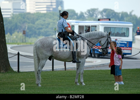 US-Park Polizistin auf Pferd vor Lincoln Memorial Washington DC Stockfoto