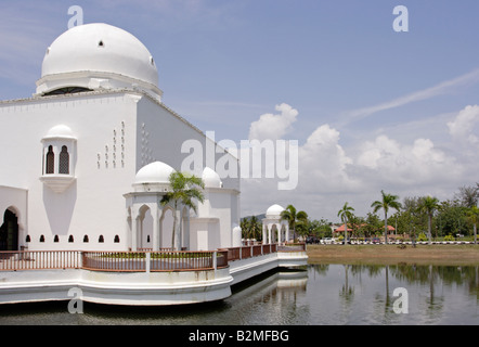 Exterieur des Tengku Tengah Zaharah Moschee. Im Volksmund bekannt als die schwimmende Moschee in Terengganu, Malaysia Stockfoto