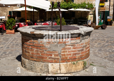 die Städte Wasser gut in Piazza Roma Monteriggioni Toskana Italien Europa Stockfoto