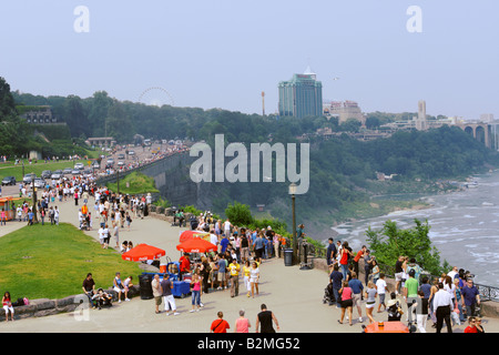 Touristenmassen und verkehrsreichen entlang Niagara Fluss Parkway in Niagara Falls City Kanada Stockfoto