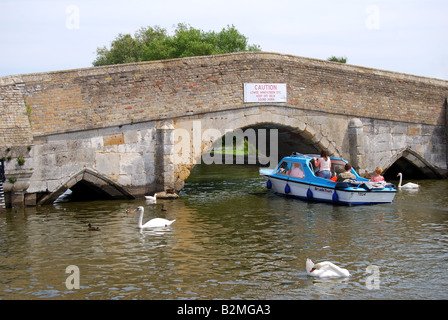 Alte Steinbrücke über den Fluss Thume, Potter Heigham, Norfolk Broads, Norfolk, England, Vereinigtes Königreich Stockfoto