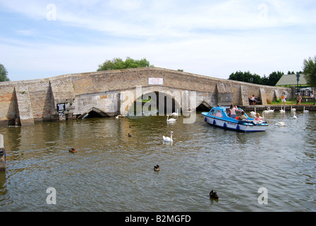 Alte Steinbrücke über den Fluss Thume, Potter Heigham, Norfolk Broads, Norfolk, England, Vereinigtes Königreich Stockfoto