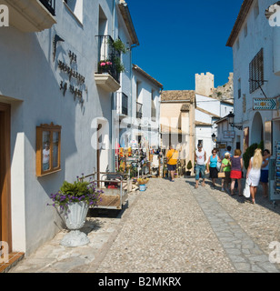 Costa Blanca Spanien Guadaleste oder El Castell de Guadalest - Hauptstraße mit Touristen einkaufen Stockfoto