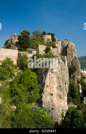 Costa Blanca Spanien Guadaleste oder El Castell de Guadalest - Pinnacle Felsenfestung auf dramatische Kalkstein Felsen gebaut Stockfoto