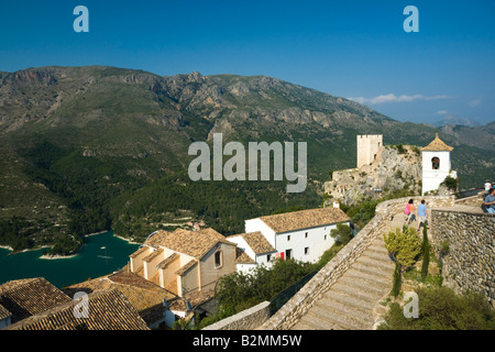 Costa Blanca Spanien Guadaleste oder El Castell de Guadalest - Burg-Blick auf den Glockenturm und Wachturm mit See- und Bergblick Stockfoto