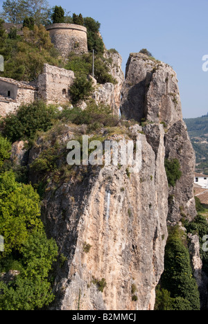 Costa Blanca Spanien Guadaleste oder El Castell de Guadalest - Befestigungsanlagen gebaut auf Kalkstein Felsen schiere Stockfoto