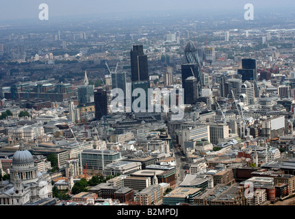 Ein Aerial View of The City of London auf der Nord-Ost mit St Pauls Cathedral im Vordergrund links Suche Stockfoto