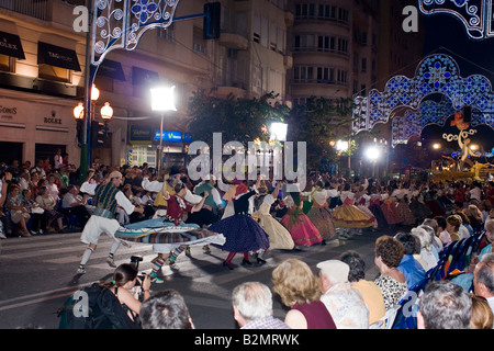 Costa Blanca Spanien Alicante Fogueres de San Juan Sommer Fiesta Tänzer an der street Parade in der Nacht Stockfoto