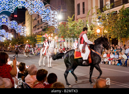 Costa Blanca Spanien Alicante Fogueres de San Juan Sommer Fiesta Reiten display Stockfoto