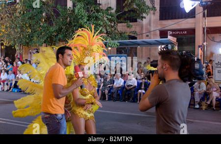 Costa Blanca Spanien Alicante Fogueres de San Juan Sommer Fiesta Mädchen interviewt für TV Stockfoto