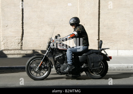 Motorrad auf Straße in Rom, Italien Stockfoto