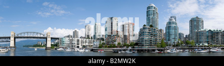 Die Skyline von Downtown Vancouver BC Kanada auf False Creek von Granville Island aus gesehen. Burrard Bridge ist auf der linken Seite. Stockfoto