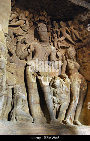 Höhle 1: Gangadhara Shiva Skulptur, links die Trimurti Koloss, Elephanta Höhlen, Mumbai Indien Stockfoto