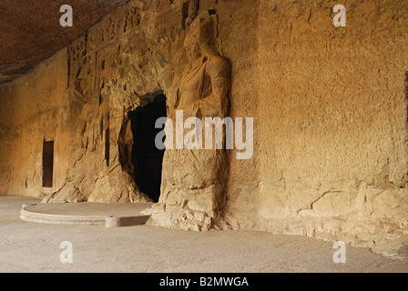 : 3 Schrein Höhleneingang. Die Tür-Wächter sind unkenntlich gemacht. Elephanta Höhlen Stockfoto