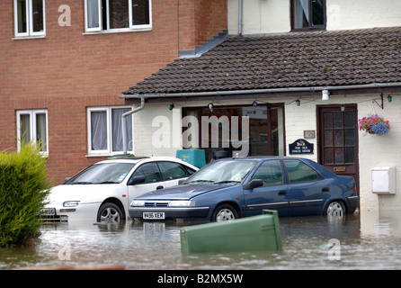 AUTOS AUF EINER EINFAHRT DURCH HOCHWASSER IN TEWKESBURY STRAßE SANDHURST GLOUCESTER UK ÜBERSCHWEMMT, JULI 2007 Stockfoto