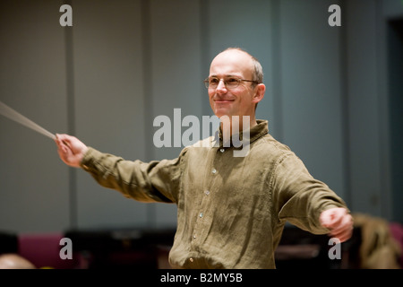 Der Dirigent Professor Ruediger Bohn bei der Arbeit. Stockfoto