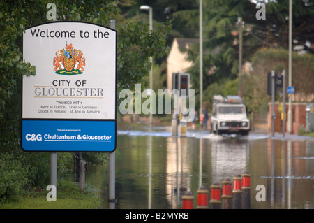 EINE WILLKOMMEN AN GLOUCESTER ANMELDEN TEWKESBURY STRAßE IM BEREICH LONGFORD LITT UNTER ÜBERSCHWEMMUNGEN JULI 2007 UK Stockfoto