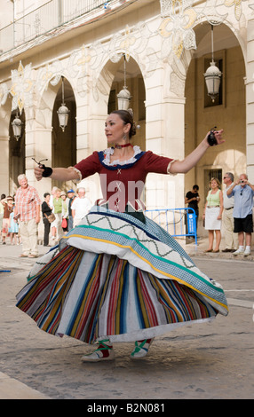 Costa Blanca Spain Tänzer in den Fogueres de San Juan Mittsommer Fiesta Alicante lokalen valencianischen Volkstanz Stockfoto