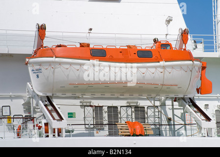 Agios Nikolaos, Kreta, Griechenland. Rettungsboot auf Kreuzfahrtschiff im Hafen (Iris; Valletta. Mano Maritime Kreuzfahrten, 2000) Stockfoto