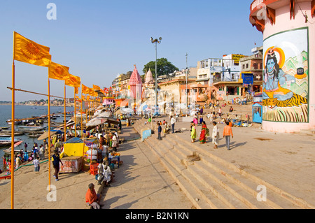 Ein Weitwinkel-Blick auf das bunte Dasaswamedh Ghat in Varanasi. Stockfoto