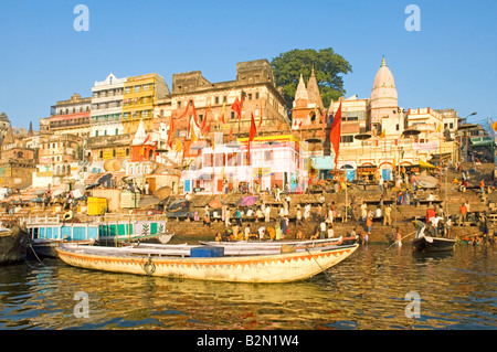 Eine Weitwinkelaufnahme der zentralen Ghats rund um Dasaswamedh entlang des Ganges in Varanasi. Stockfoto