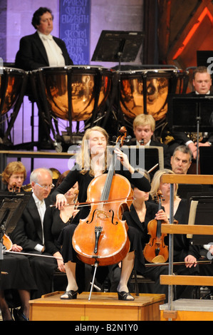 Marie-Elisabeth Hecker Cellospiel mit dem Philharmonia Orchestra in der Kathedrale von Lichfield 12. Juli 2008 Stockfoto