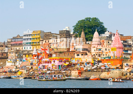 Eine komprimierte perspektivische Ansicht der zentrale Ghats rund um Dasaswamedh entlang des Ganges in Varanasi. Stockfoto