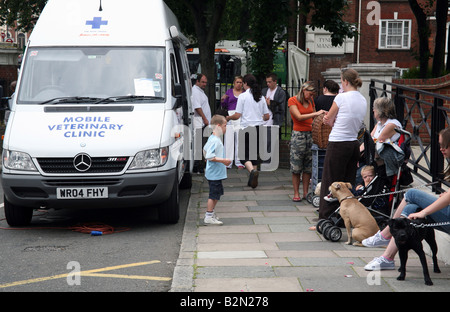 Menschen & ihre Haustiere warten auf mobile Tierärzte van, London Stockfoto