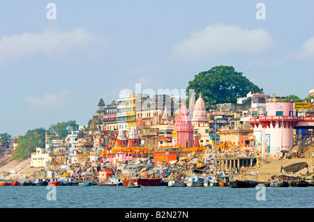 Eine komprimierte perspektivische Ansicht der zentrale Ghats rund um Dasaswamedh entlang des Ganges in Varanasi. Stockfoto