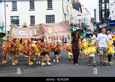 Prosession Monmouth Karneval und kleine Mädchen und jungen, die als Küken Funday verkleidet Stockfoto