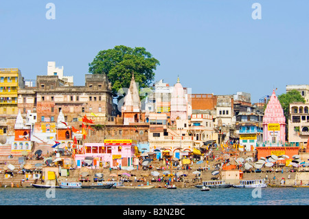 Eine komprimierte perspektivische Ansicht der zentrale Ghats rund um Dasaswamedh entlang des Ganges in Varanasi. Stockfoto