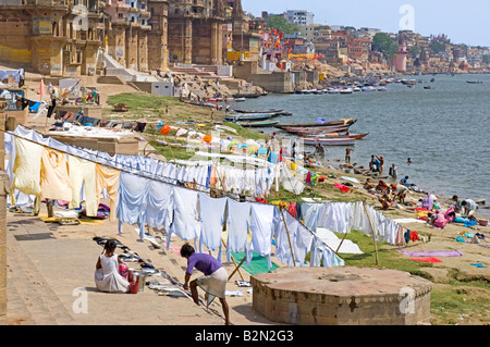 Ein Blick auf das Waschen (Dhobi) Ghat entlang des Ganges in Varanasi. Stockfoto