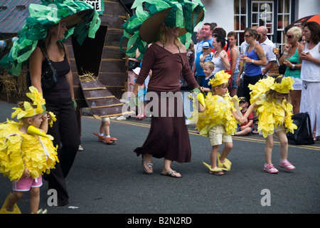 Prosession Monmouth Karneval mit Hühnerstall und kleine Mädchen als Küken verkleidet Stockfoto