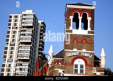 Kalvarienberg Tempel Pfingstkirche und Turm Wohnblock in Süd-London Stockfoto