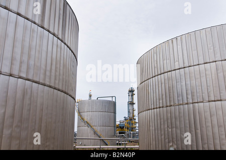 Öl-Raffinerie in Malaysia. Doppelwandiger Lagerbehälter Stockfoto