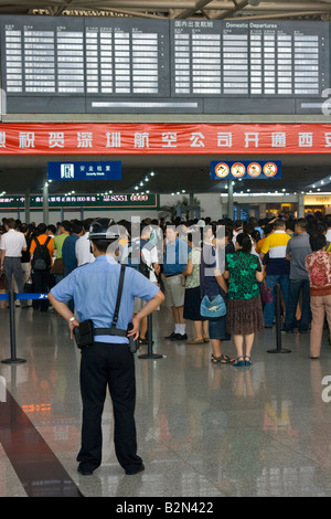 Bewachung und Sicherheit überprüfen Sie am Flughafen von Yang Xian Xian China Stockfoto