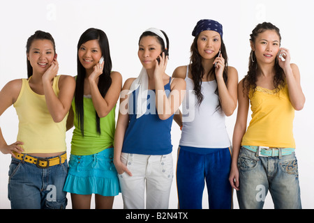Porträt von fünf jungen Frauen auf dem Handy sprechen und Lächeln Stockfoto