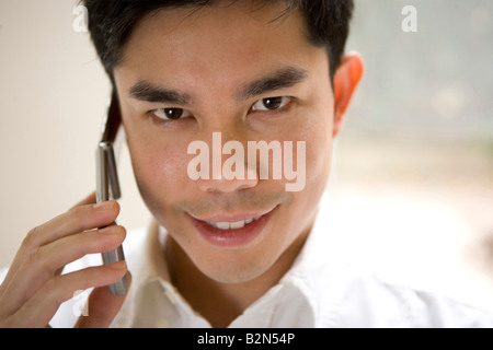 Porträt eines jungen Mannes mit dem Handy telefonieren Stockfoto