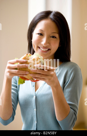 Porträt einer Mitte erwachsenen Frau mit einem hamburger Stockfoto