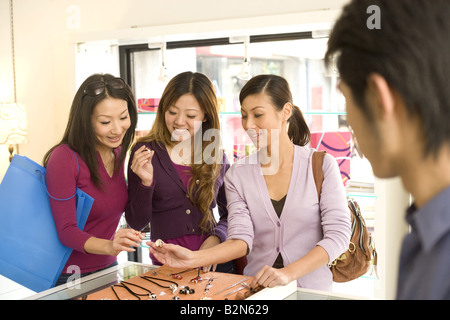 Ansicht eines jungen Mannes, der Blick auf Frauen bei einem Juwelier Stockfoto