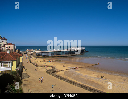 Cromer Esplanade mit ein paar Besucher am Strand und dem berühmten Pier mit Sommer-Theater-North Norfolk-Küste-Sommer 2008 Stockfoto